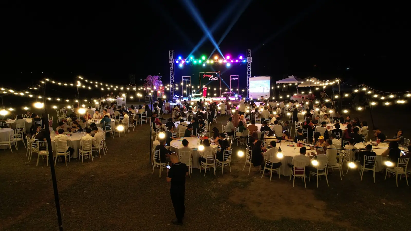 Gala ngoài trời về đêm với sân khấu ánh sáng và dây đèn – Lynntimes Thanh Thủy