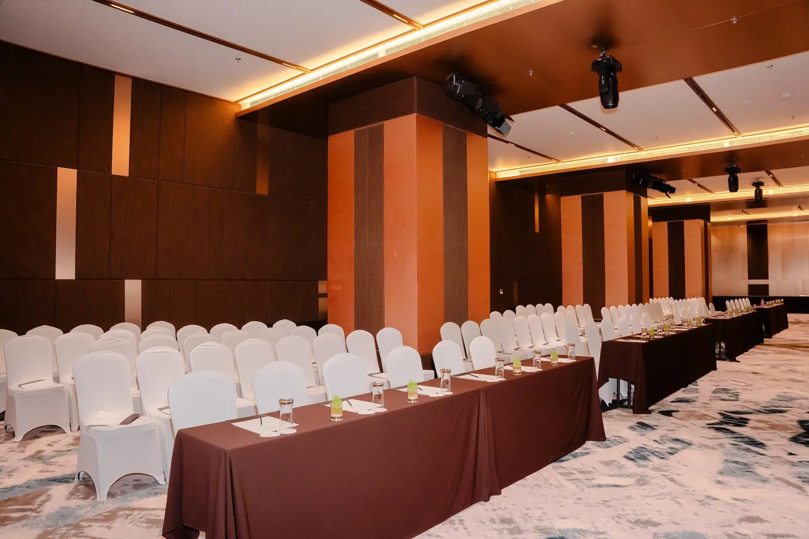 Phòng hội nghị bày bàn kiểu lớp học, ghế bọc trắng, trần gỗ – Lynntimes Thanh Thủy