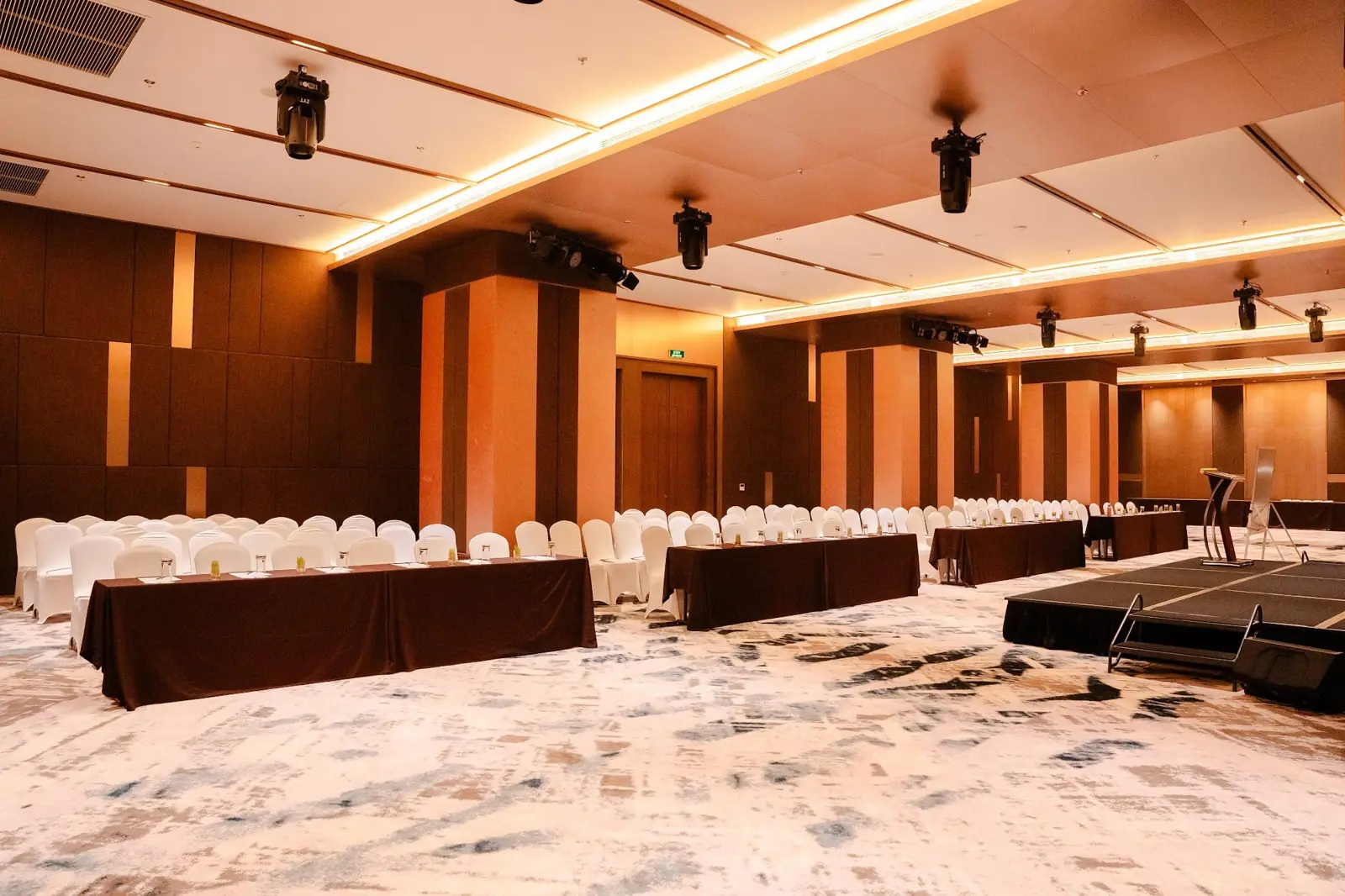 Phòng khánh tiết Tokyo xếp bàn hội nghị trước sân khấu – trung tâm hội nghị tầng 3 khách sạn Lynntimes Thanh Thủy