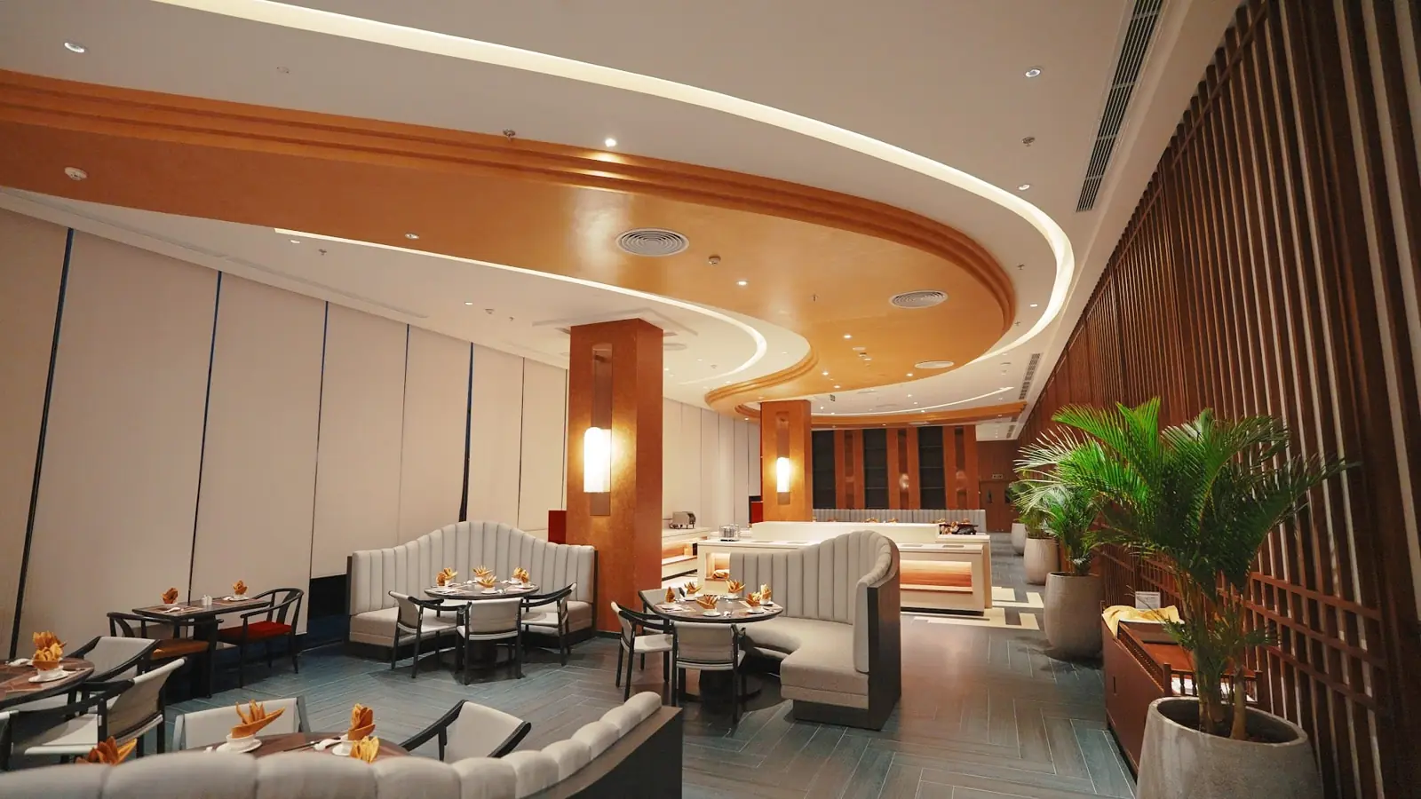 Nhà hàng khách sạn trần gỗ lượn sóng và sofa trắng – ẩm thực cho đoàn tại Lynntimes Thanh Thủy