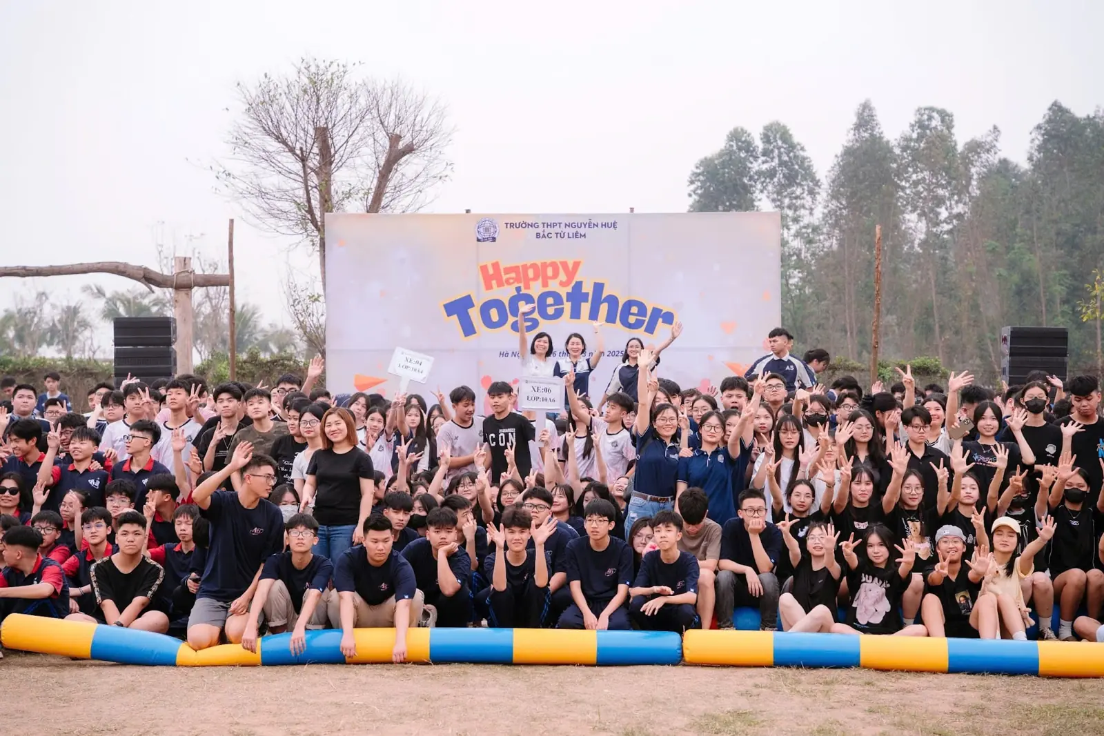 Đoàn đông người chụp ảnh tập thể trước sân khấu sự kiện ngoài trời – Lynntimes Thanh Thủy