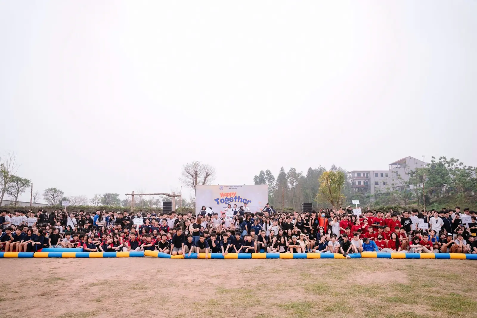 Đông đảo người tham gia sự kiện team building trên bãi cỏ – Lynntimes Thanh Thủy