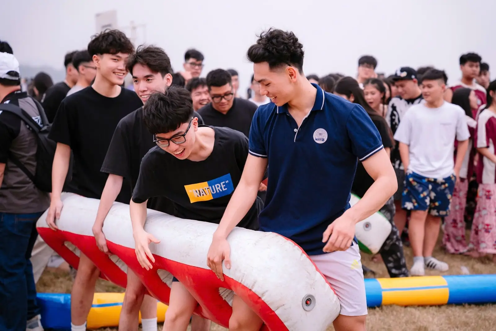Đoàn chơi team building khiêng cá chép hơi trên bãi cỏ – Lynntimes Thanh Thủy