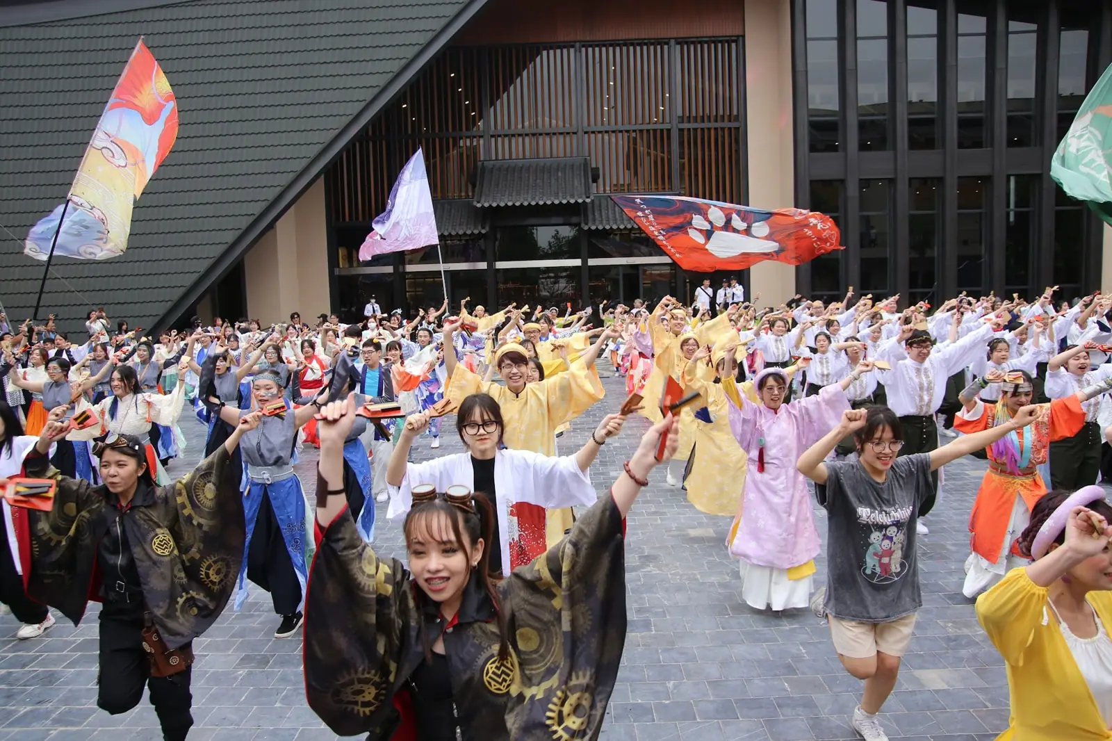 Hàng trăm người múa lễ hội Yosakoi trước tòa Ohayo Onsen – sự kiện tại Lynntimes Thanh Thủy