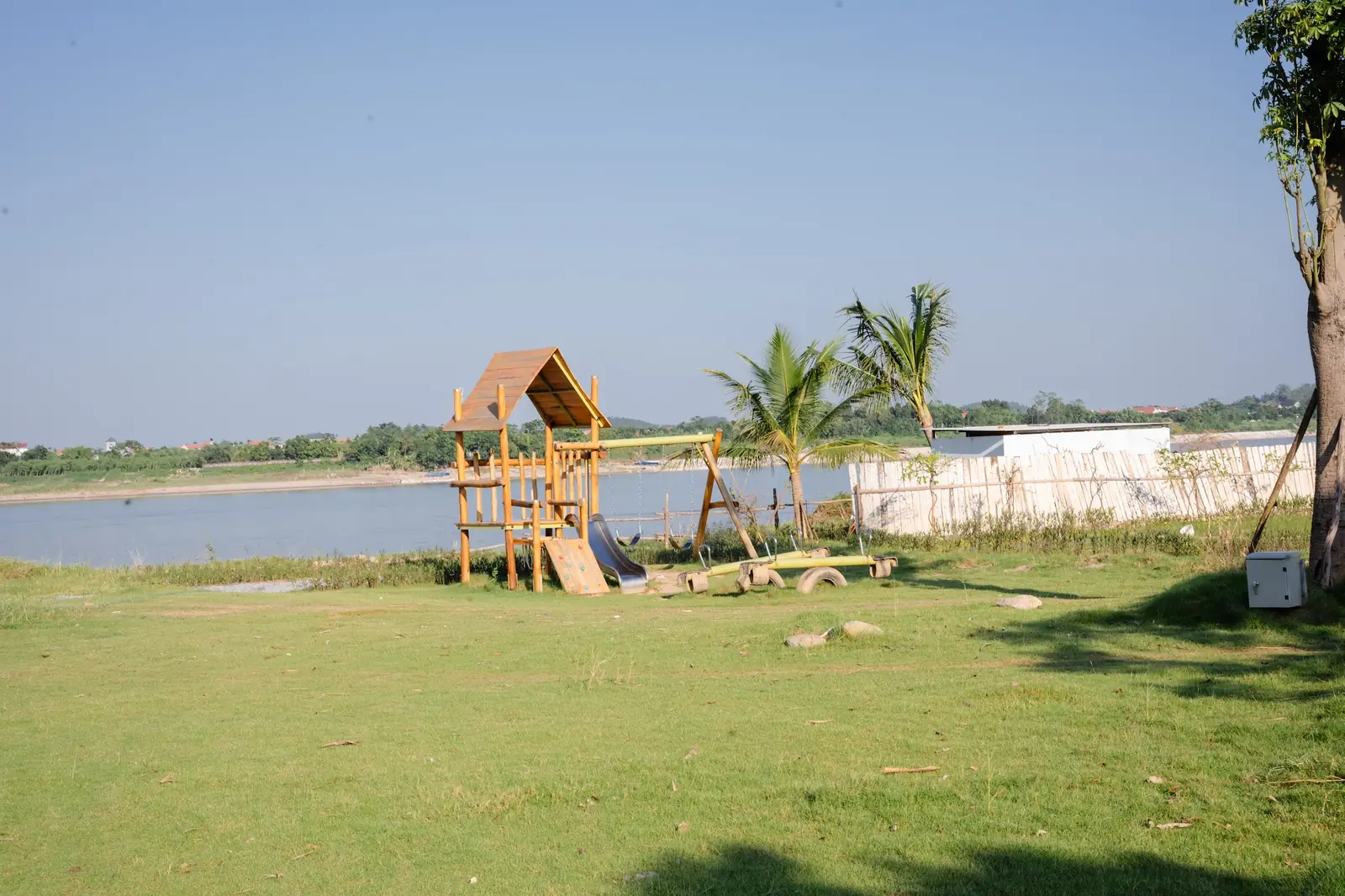 Bãi cỏ và khu vui chơi cho bé bên bờ sông Đà – Thanh Thủy Camping, Lynntimes Thanh Thủy
