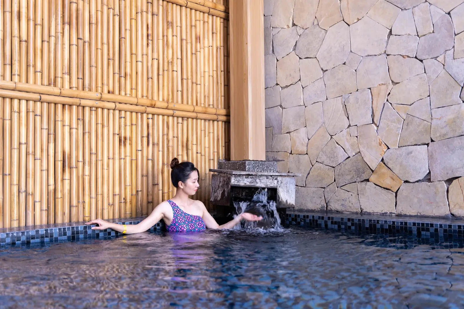 Bể khoáng nóng ngoài trời vách đá, rào tre tại Ohayo Onsen & Spa – Lynntimes Thanh Thủy