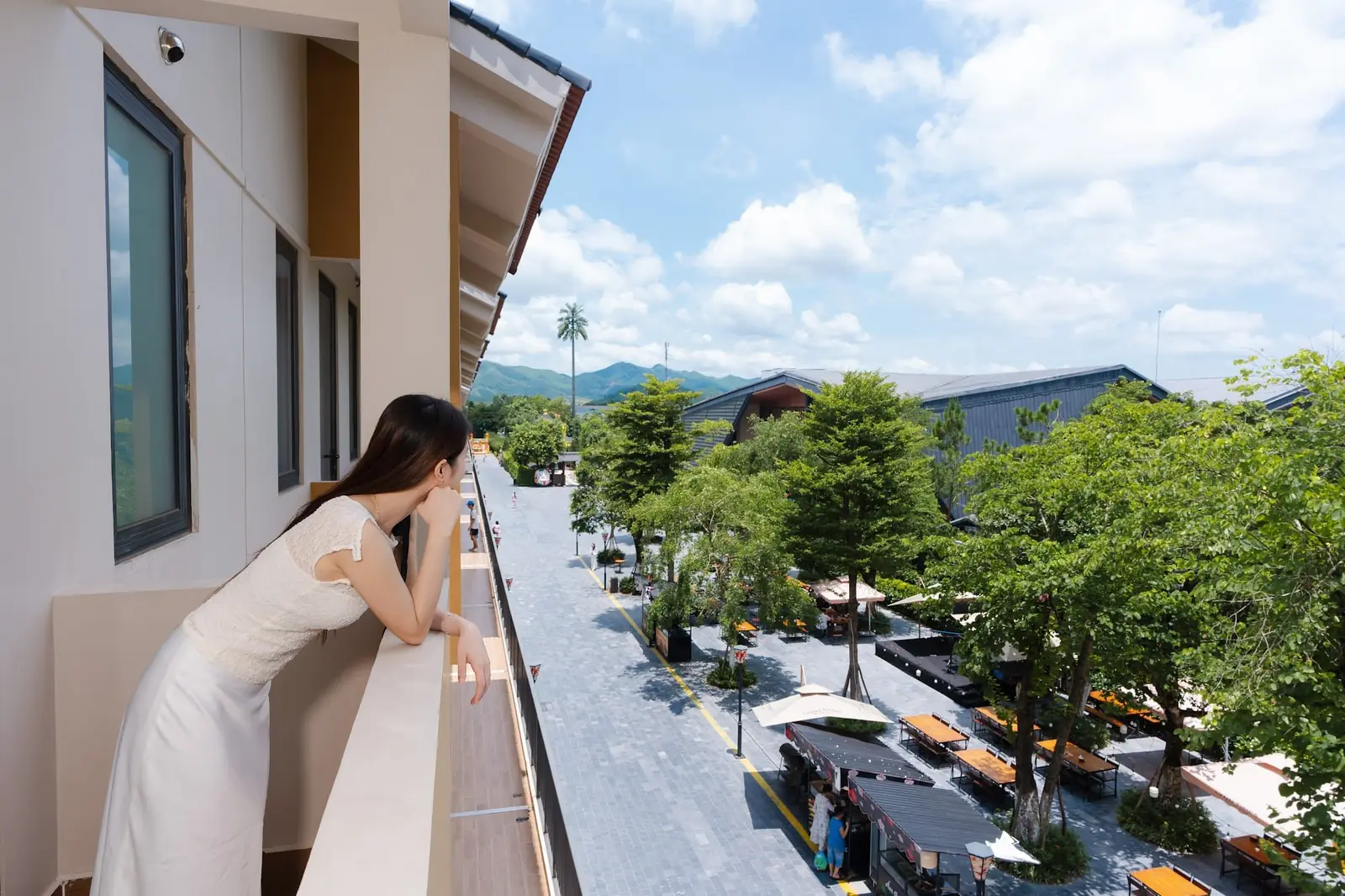 Ban công căn Shoptel 3 phòng ngủ nhìn xuống phố đi bộ Nhật Bản – Lynntimes Thanh Thủy