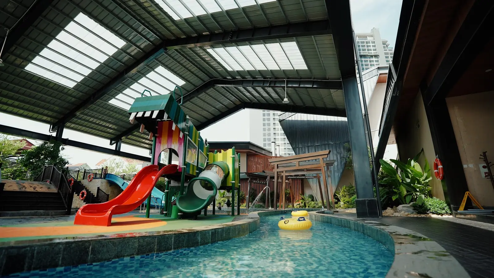 Aqua Park cho trẻ em với cầu trượt và bể lười trong Ohayo Onsen & Spa – Lynntimes Thanh Thủy