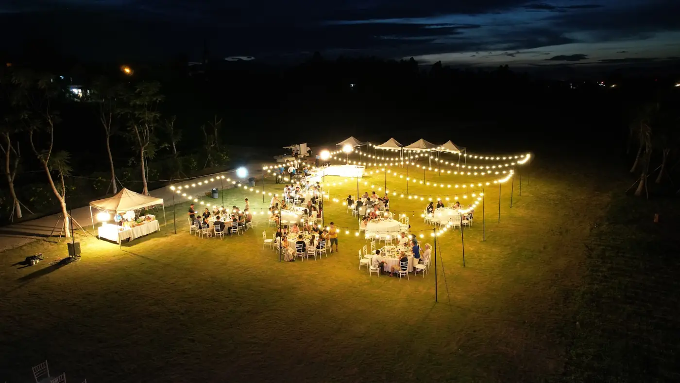 Tiệc tối ngoài trời dưới dàn đèn và lều trắng trên bãi cỏ Thanh Thủy Camping bên sông Đà – Lynntimes Thanh Thủy