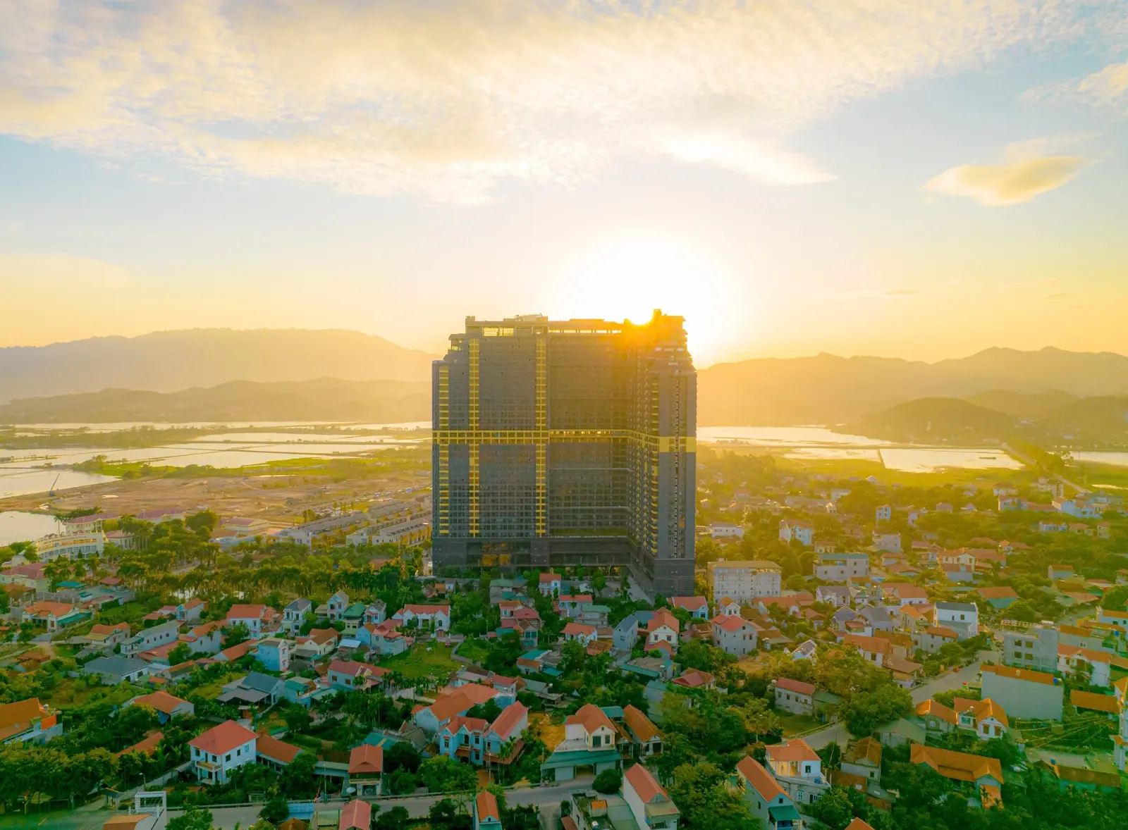 Mặt trời lặn sau tòa khách sạn Lynntimes Thanh Thủy nhìn từ flycam