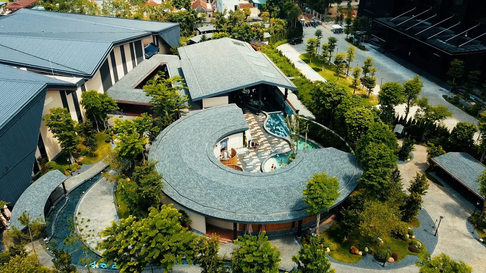 Ohayo Onsen & Spa nhìn từ flycam: công trình mái tròn và bể khoáng giữa cây xanh – Lynntimes Thanh Thủy