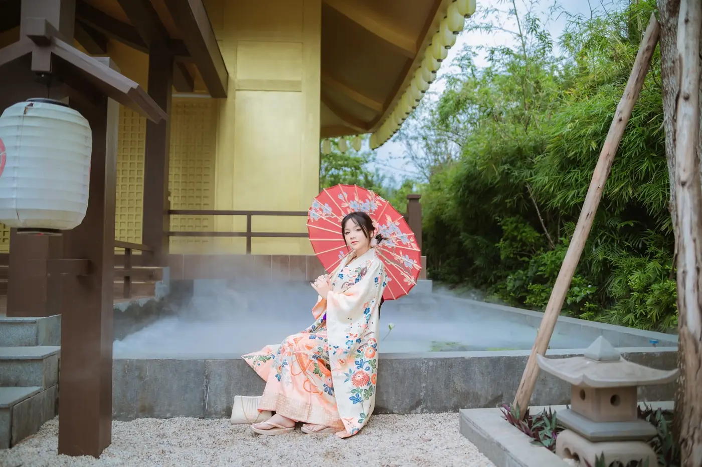 Cô gái mặc kimono che ô ngồi bên suối khoáng nóng bốc hơi cạnh Chùa Vàng – Lynntimes Thanh Thủy