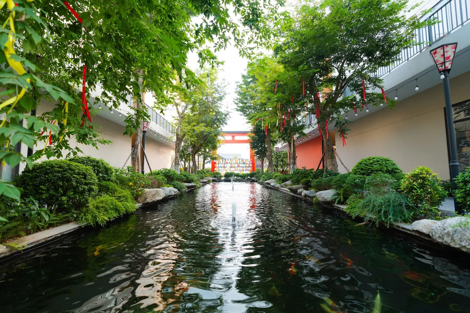 Suối cá Koi giữa hai dãy nhà, cuối đường là cổng Torii đỏ – phố đi bộ Nhật Bản Lynntimes Thanh Thủy