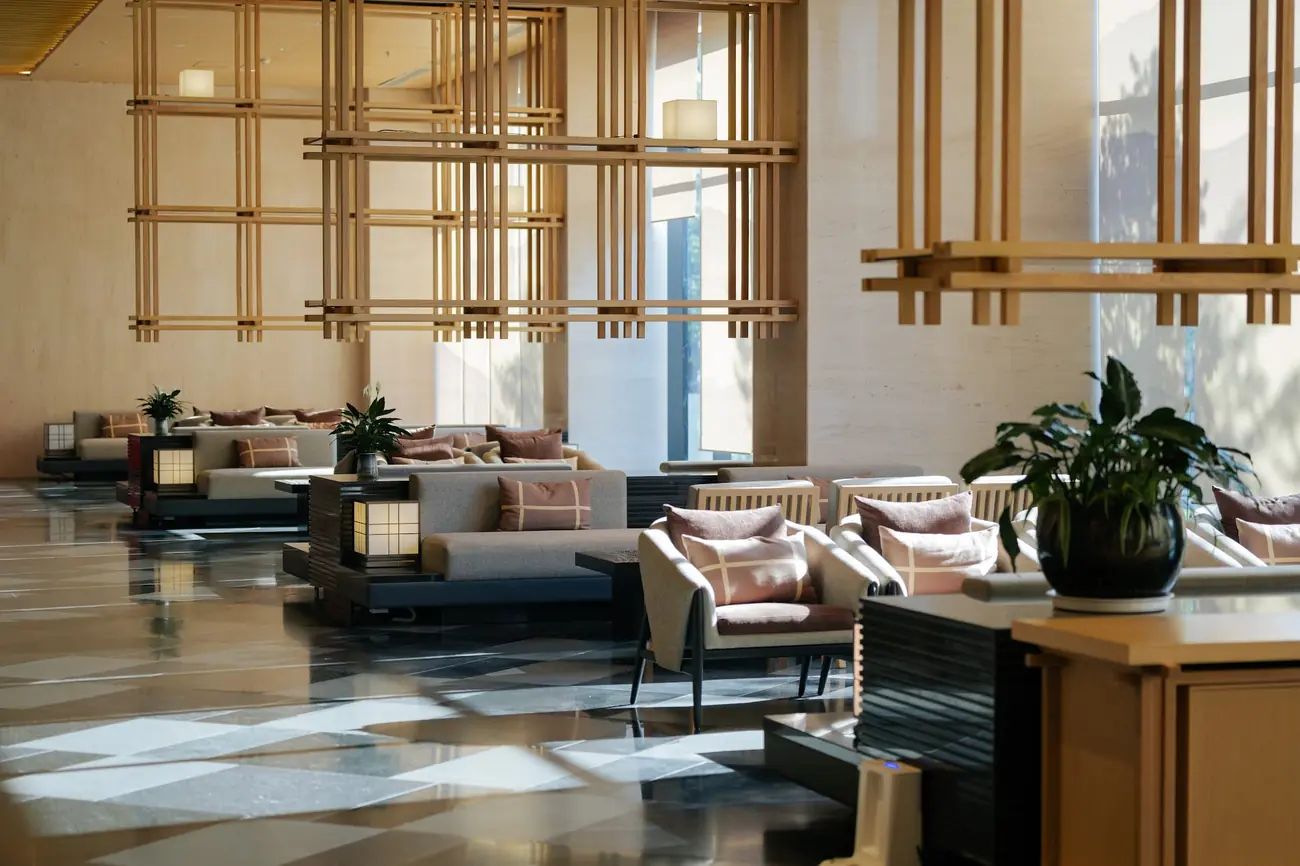 Khu lounge sảnh khách sạn Lynntimes Thanh Thủy với sofa và vách nan gỗ kiểu Nhật