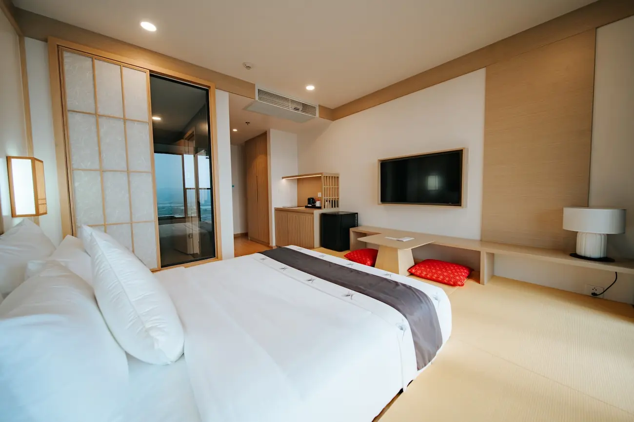 Phòng Deluxe phong cách Nhật sàn tatami, cửa shoji và giường trắng – khách sạn Lynntimes Thanh Thủy