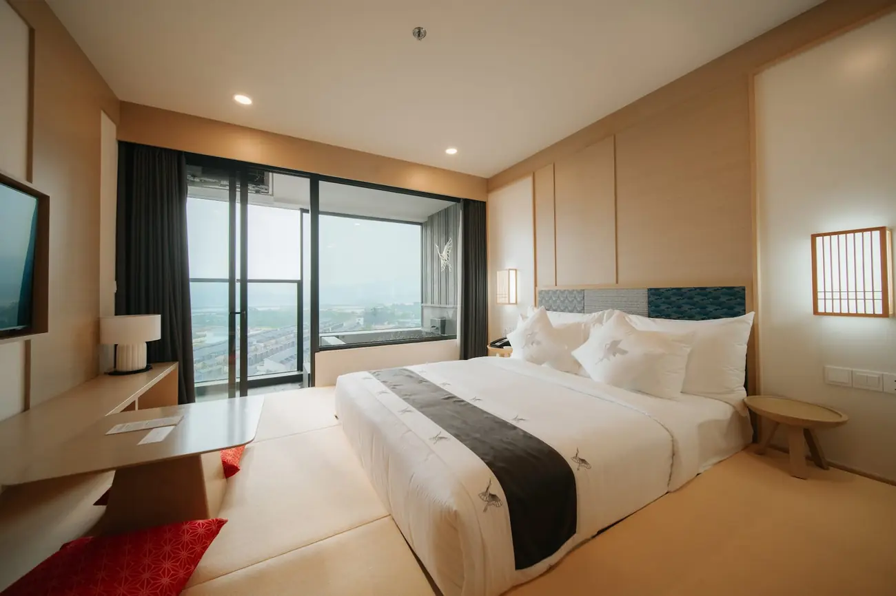 Phòng Deluxe kiểu Nhật giường đôi, đệm ngồi đỏ và cửa kính nhìn ra thị trấn – Lynntimes Thanh Thủy