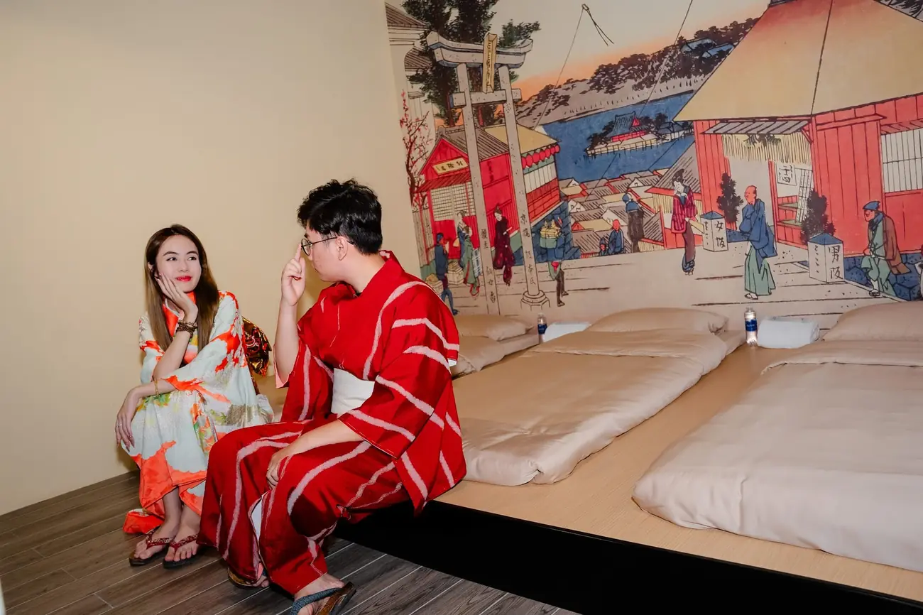 Cặp đôi mặc yukata ngồi trên nệm futon phòng Tatami Hotel – Lynntimes Thanh Thủy