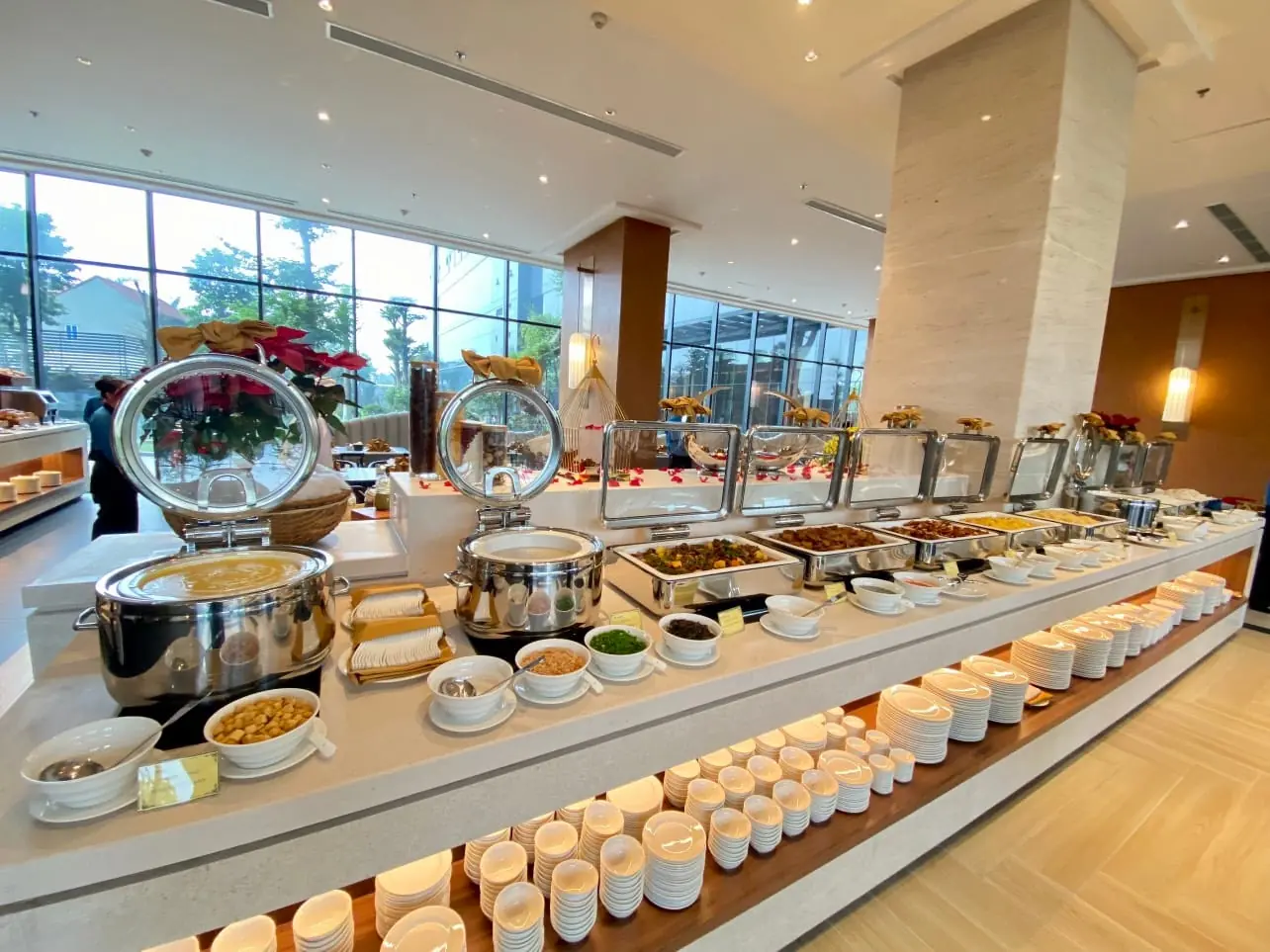 Quầy buffet sáng với nồi hâm và bát đĩa trong nhà hàng của khách sạn Lynntimes Thanh Thủy