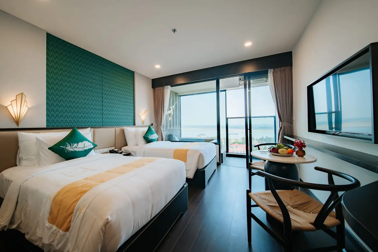 Phòng ngủ hai giường đơn cửa kính nhìn ra sông – phòng Family Lynntimes Thanh Thủy