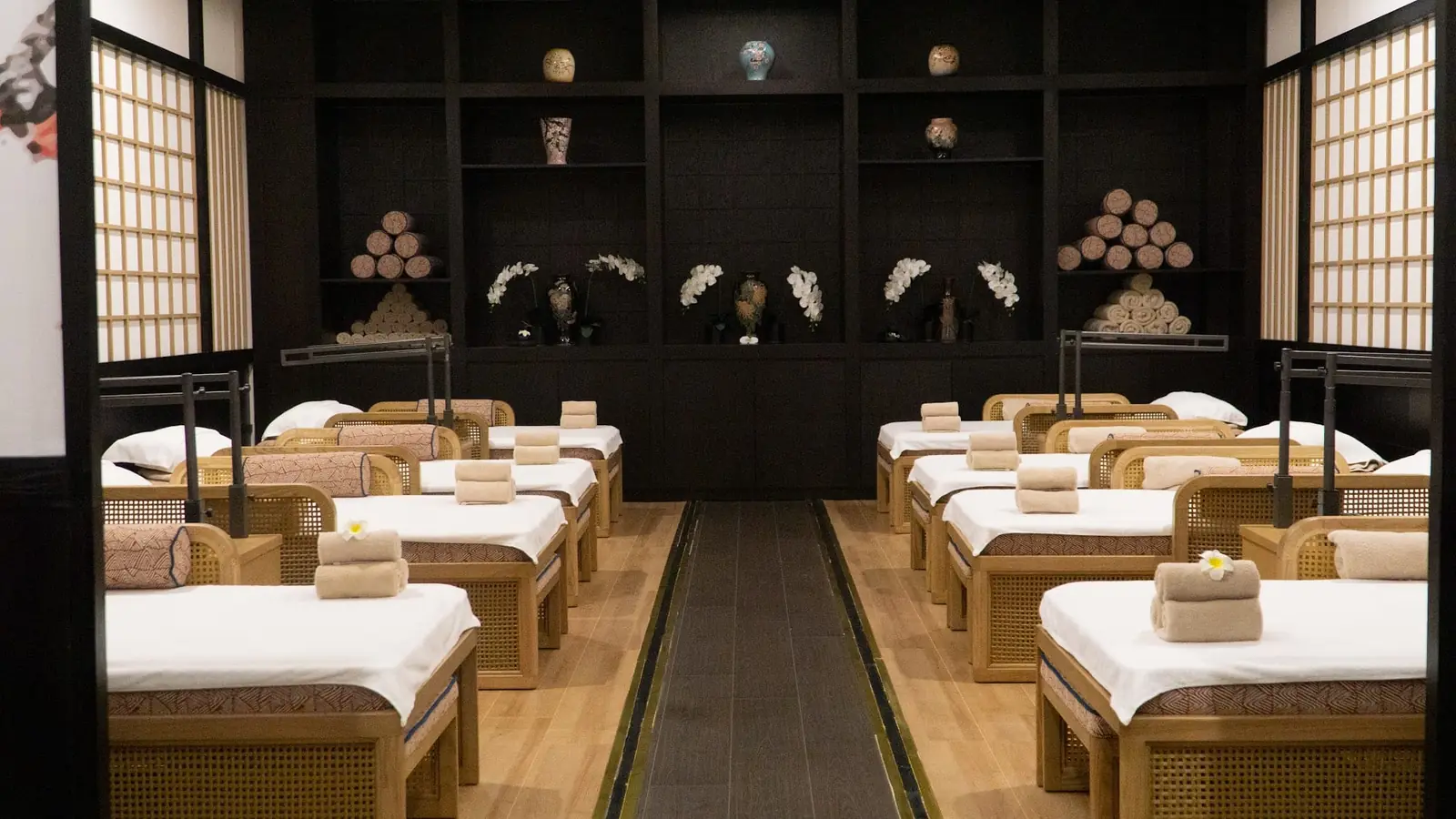 Phòng thư giãn kiểu Nhật với hai dãy giường gỗ trải khăn – Ohayo Onsen & Spa