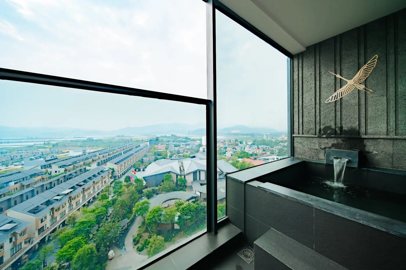 Phòng Deluxe có bể onsen riêng bên cửa kính nhìn ra thị trấn Thanh Thủy – khách sạn 32 tầng Lynntimes Thanh Thủy
