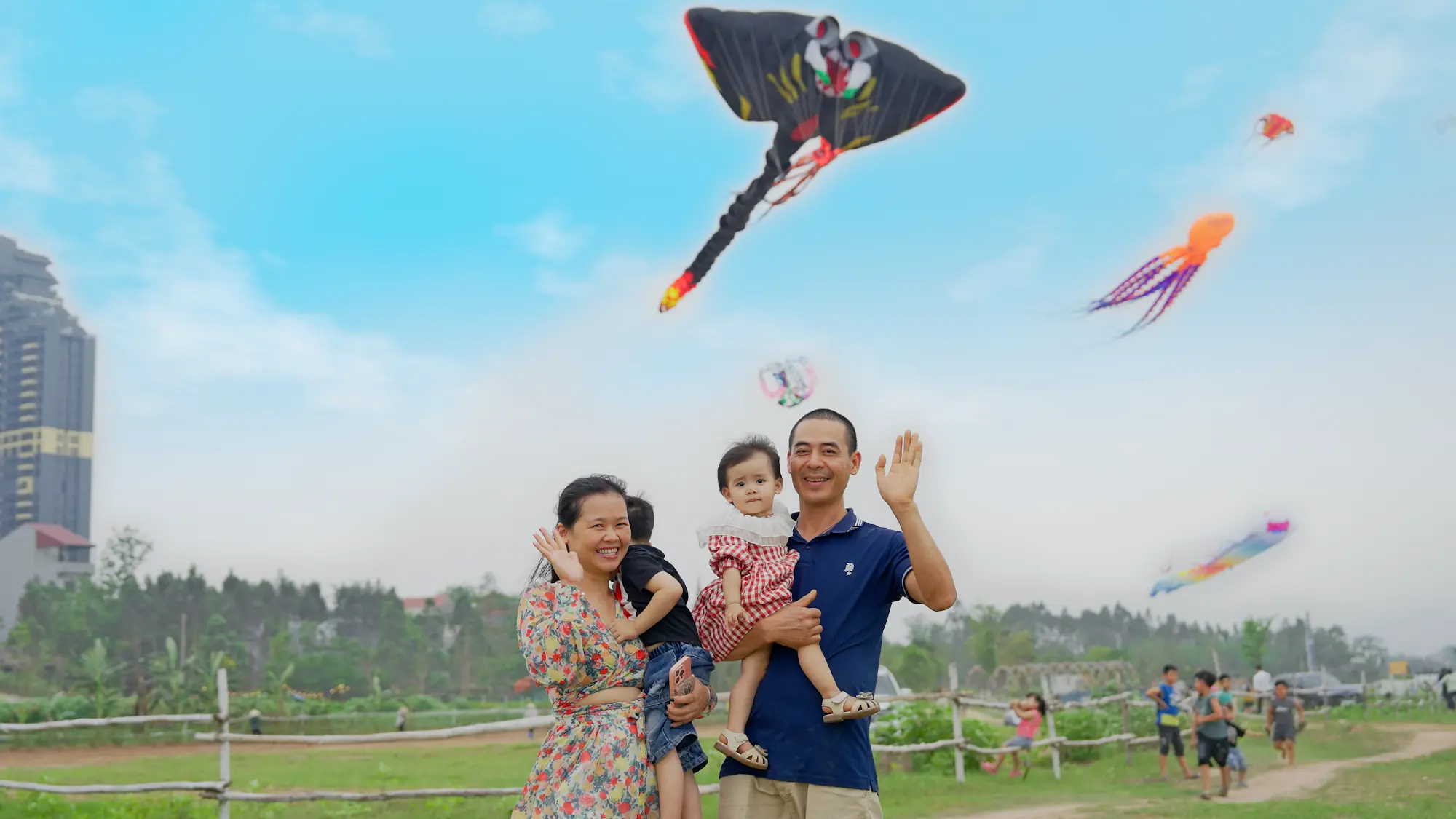 Gia đình thả diều trên bãi cỏ Thanh Thủy Camping ven sông Đà – Lynntimes Thanh Thủy