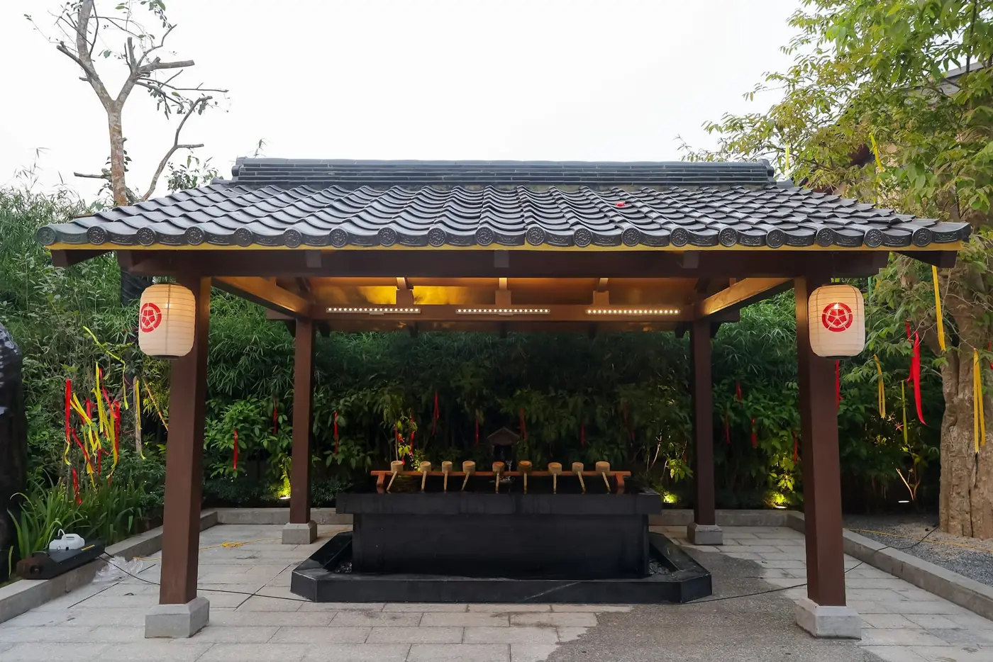 Đình nghỉ mái ngói luộc trứng onsen treo đèn lồng gần Chùa Vàng – Lynntimes Thanh Thủy