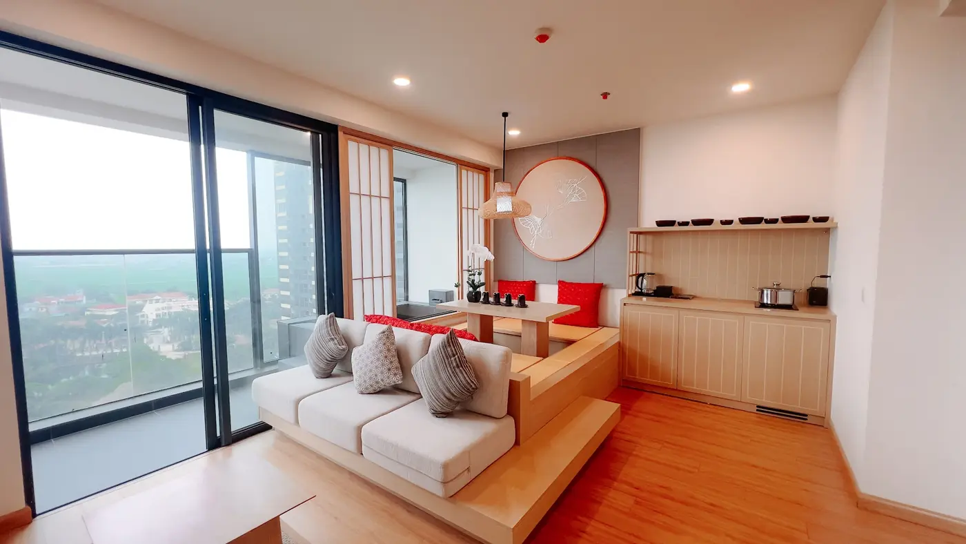 Phòng khách kiểu Nhật với sofa, bàn trà thấp và cửa kính nhìn ra cảnh quan – Lynntimes Thanh Thủy