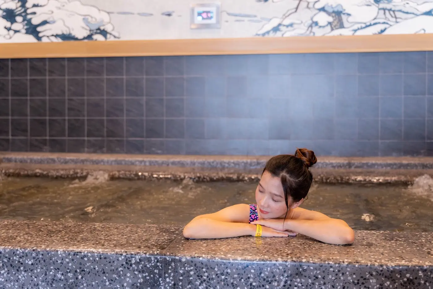 Cô gái tựa thành bể onsen đá dưới bức tranh sóng Nhật – Lynntimes Thanh Thủy