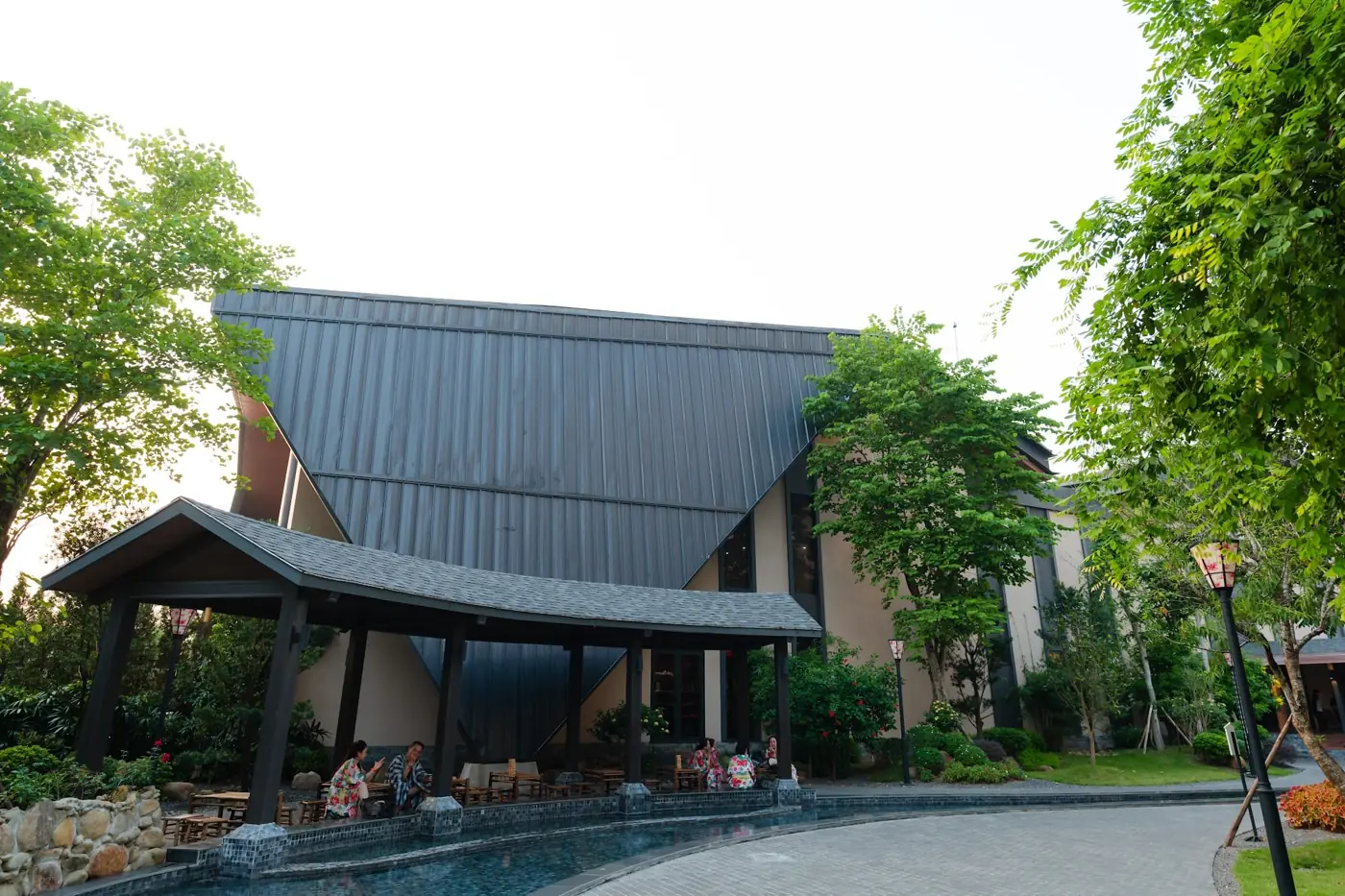 Tòa nhà Ohayo Onsen mái dốc với khu ngâm chân phía trước – Lynntimes Thanh Thủy