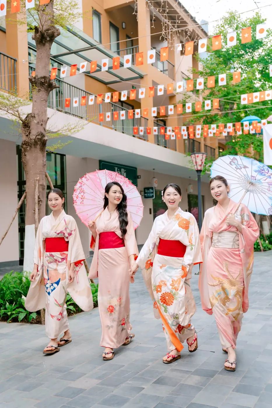 Nhóm cô gái mặc kimono che ô dạo phố đi bộ Nhật treo cờ – Lynntimes Thanh Thủy