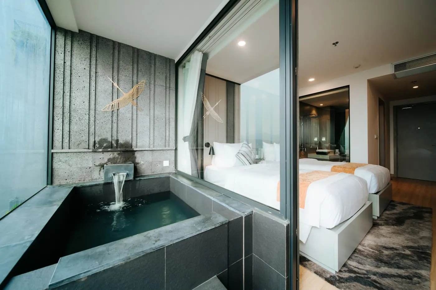 Bồn onsen đá riêng nước chảy bên cửa kính cạnh phòng ngủ – Lynntimes Thanh Thủy