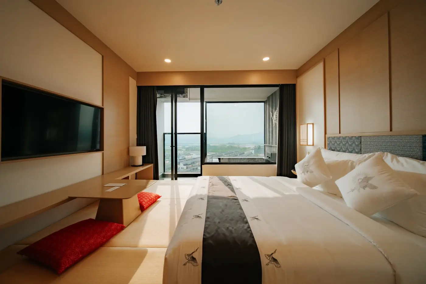 Phòng kiểu Nhật sàn tatami với giường lớn, bàn thấp và cửa kính nhìn cảnh – Lynntimes Thanh Thủy
