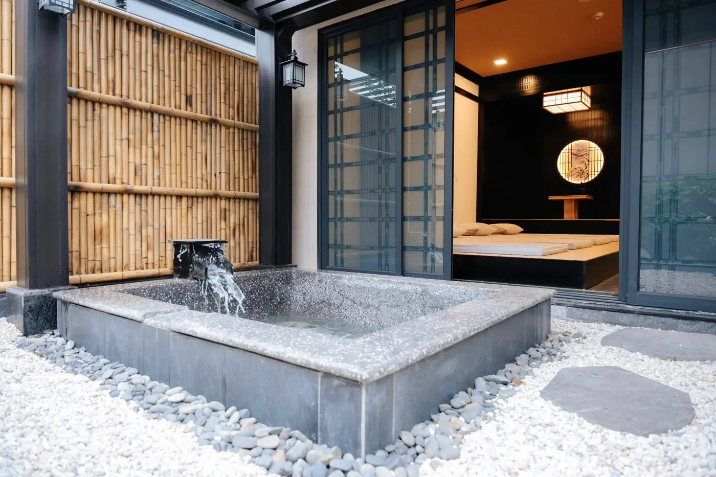 Bồn onsen đá riêng trong sân có vách tre trước phòng nghỉ – Lynntimes Thanh Thủy