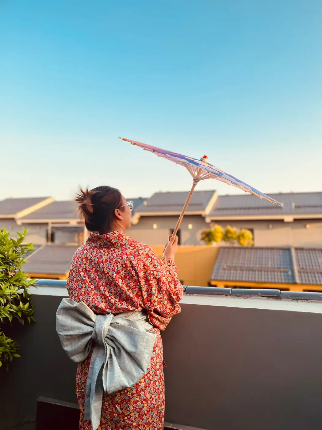 Cô gái mặc kimono cầm ô giấy trên sân thượng Shoptel nhìn ra mái phố Nhật – Lynntimes Thanh Thủy