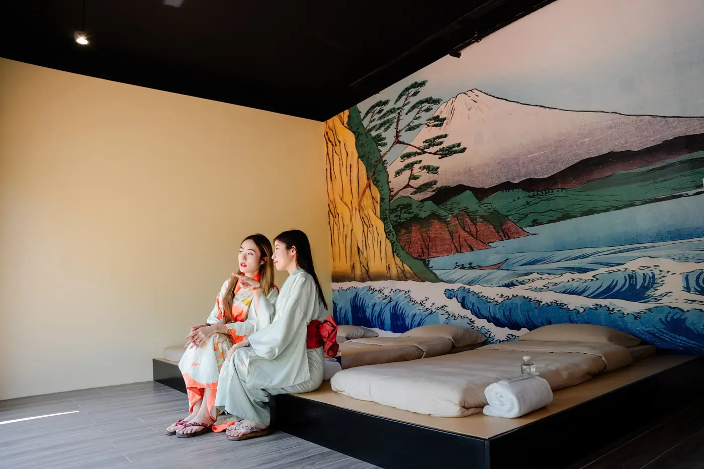 Hai cô gái mặc yukata ngồi trên nệm phòng Tatami với tranh núi Phú Sĩ – Lynntimes Thanh Thủy