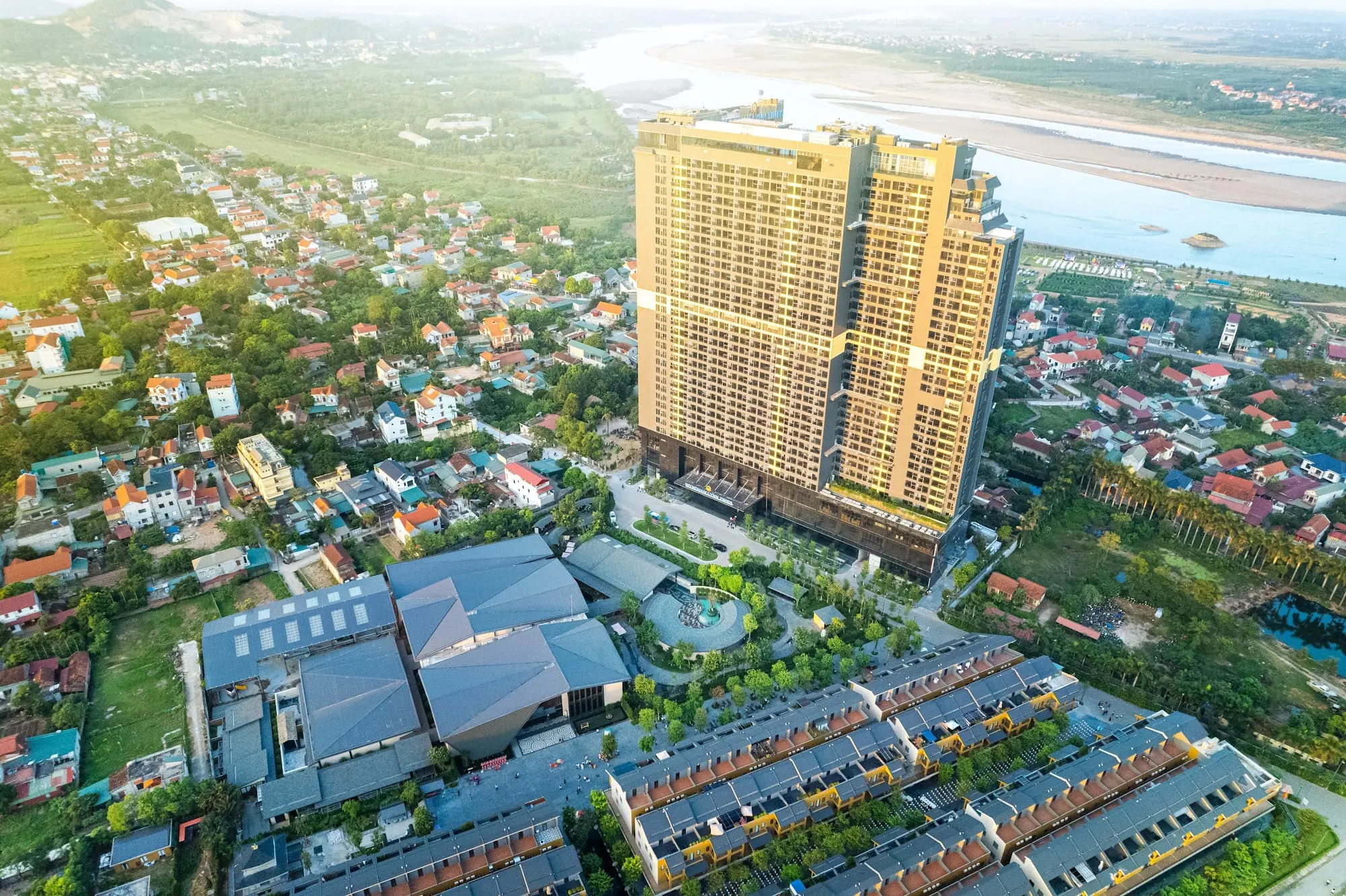 Tòa khách sạn Lynntimes Thanh Thủy, khu onsen và dãy Shoptel bên sông Đà nhìn từ trên cao