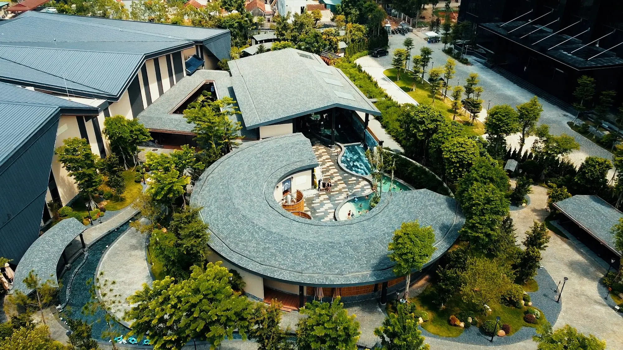 Flycam khu onsen mái tròn giữa cây xanh – Lynntimes Thanh Thủy