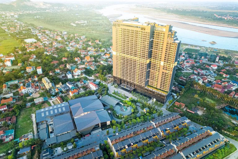 Toàn cảnh Lynntimes Thanh Thủy nhìn từ trên cao: tòa khách sạn 32 tầng, khu Ohayo Onsen và dãy Shoptel bên sông Đà