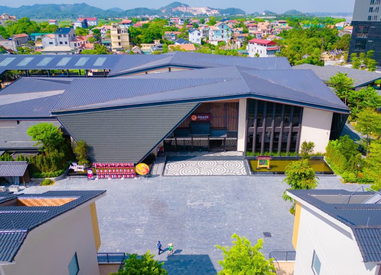 Tòa Ohayo Onsen & Spa mái dốc và quảng trường nhìn từ trên cao – Lynntimes Thanh Thủy