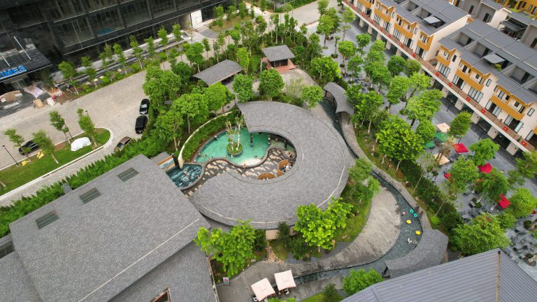 Khu bể onsen mái tròn giữa vườn cây trong công viên khoáng nóng Ohayo – Lynntimes Thanh Thủy