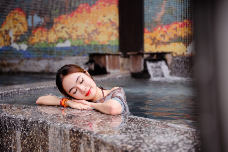 Tắm onsen là gì? Trải nghiệm nghệ thuật thư giãn chuẩn Nhật Bản