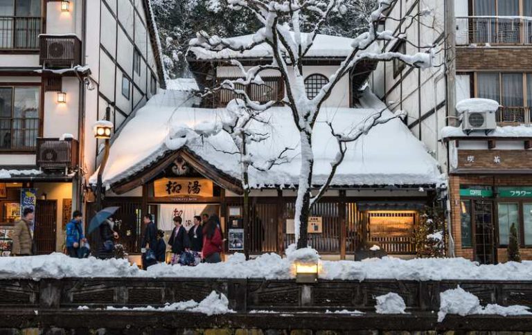 Tắm onsen ở Nhật có gì thú vị? Bí kíp trải nghiệm onsen đúng chuẩn